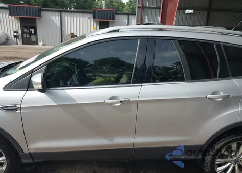 2017 Ford Escape Titanium z USA, uszkodzony, nr VIN 1FMCU9JDXHUD70895